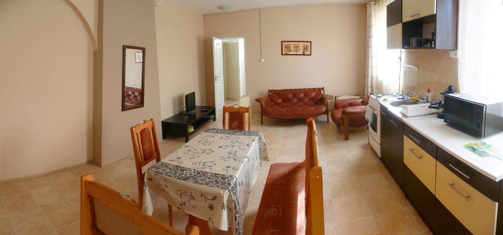 Orchidea Apartman Tata Phòng bức ảnh